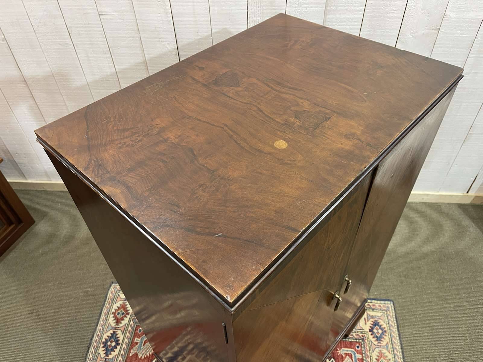 Buffet anglais en noyer des années 1930