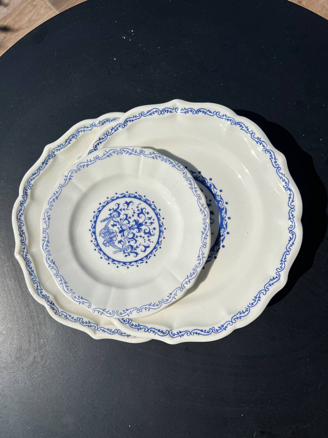Lot - 3 assiettes en Gien bleu et blanche