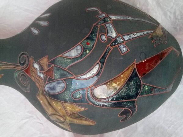 Vase année 50 à décor mythologique émaillé signature à déchiffrer