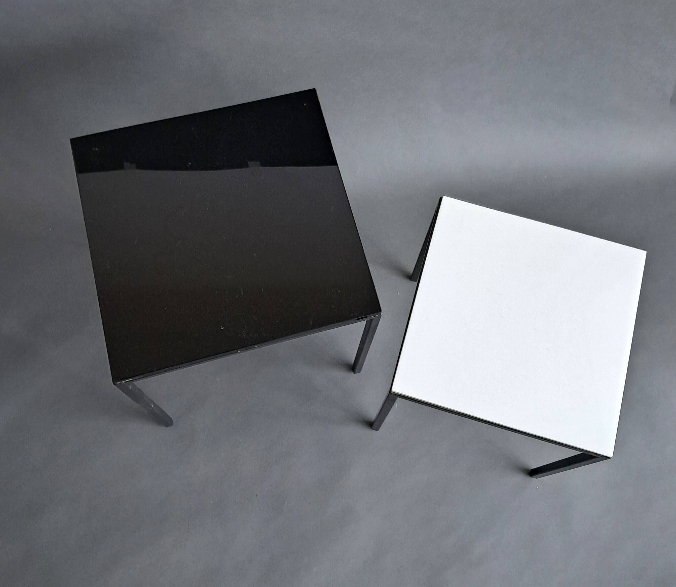 Pair of modernist nesting tables in black metal and white and black opaline 1960.