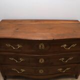 Commode galbée en noyer Louis XV - Transition