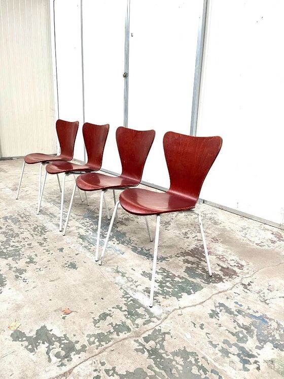 Set of 4 non branded butterfly chairs