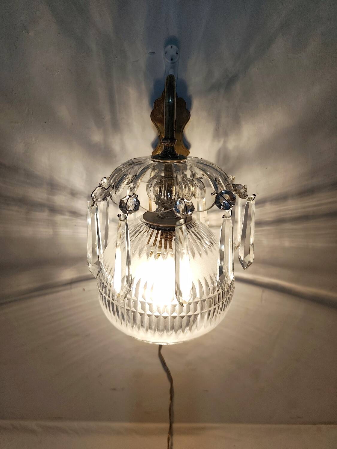 Aplique de pared de cristal. España, 1950s.