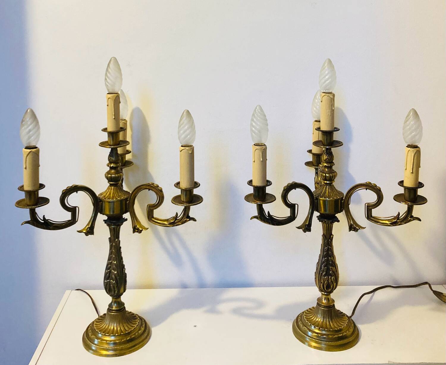 Large table lamps in solid bronze, decorated with acanthus leaves.