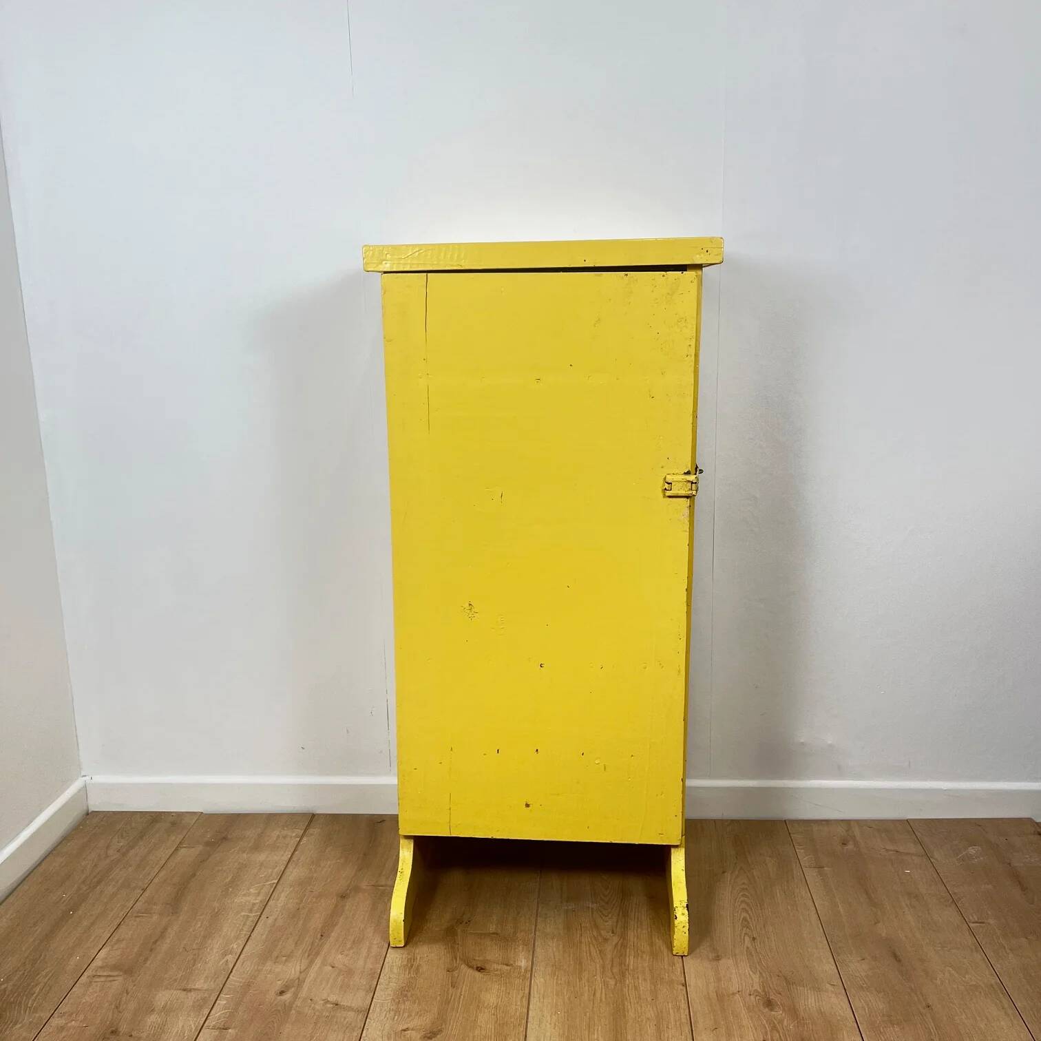 Ancien petit meuble d'atelier, jaune pâle