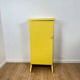 Ancien petit meuble d'atelier, jaune pâle