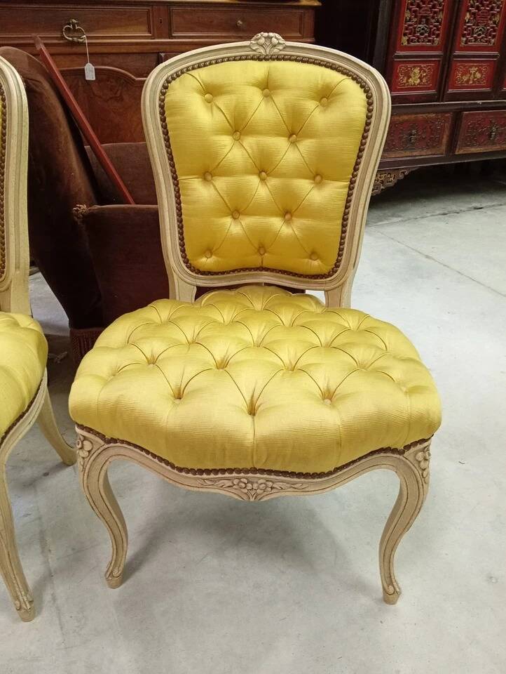 Paire de chaises chauffeuses capitonnées de style Louis XV
