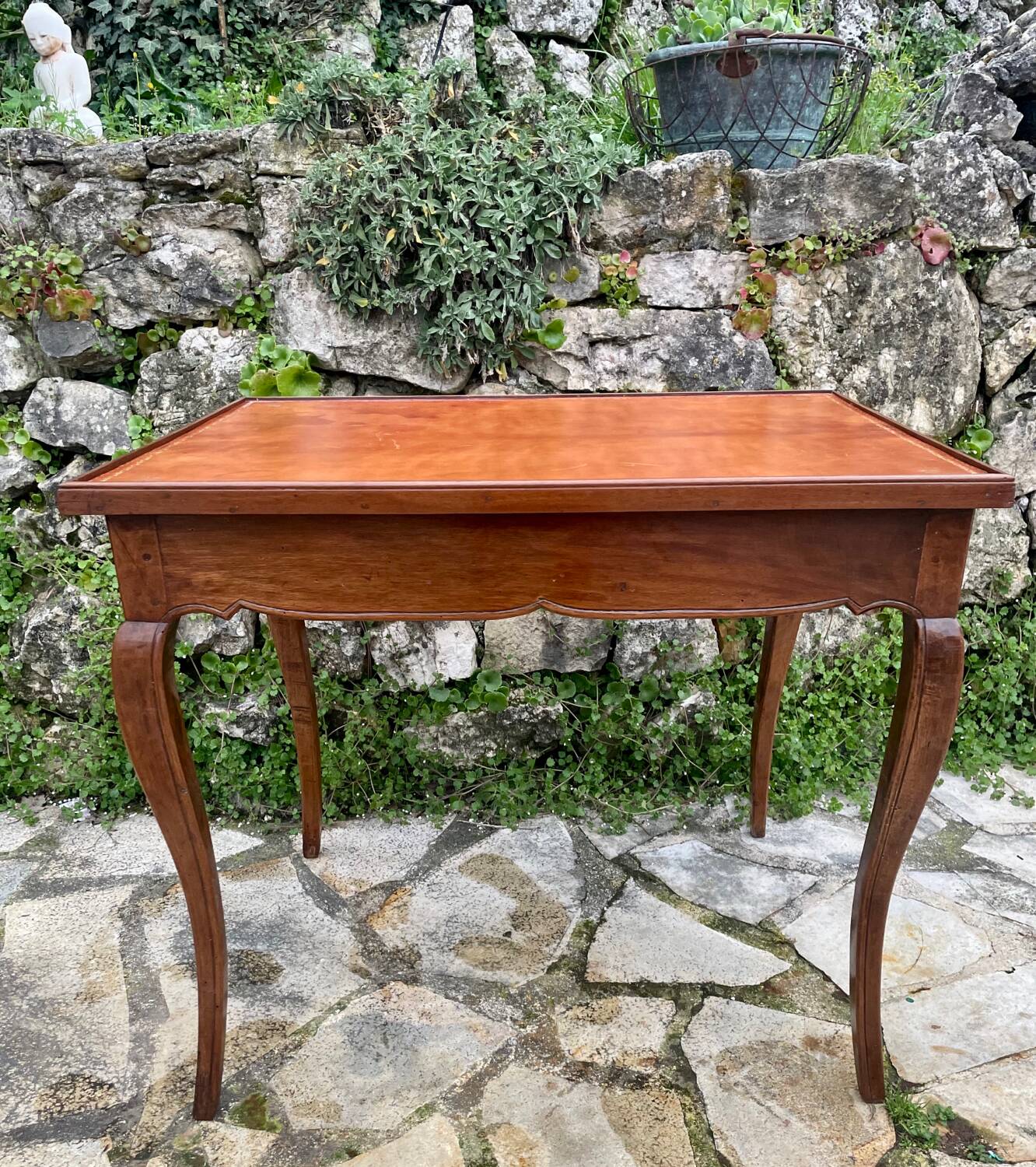 Petite table bureau dite à plateau « Cabaret » en noyer d’époque Louis XV
