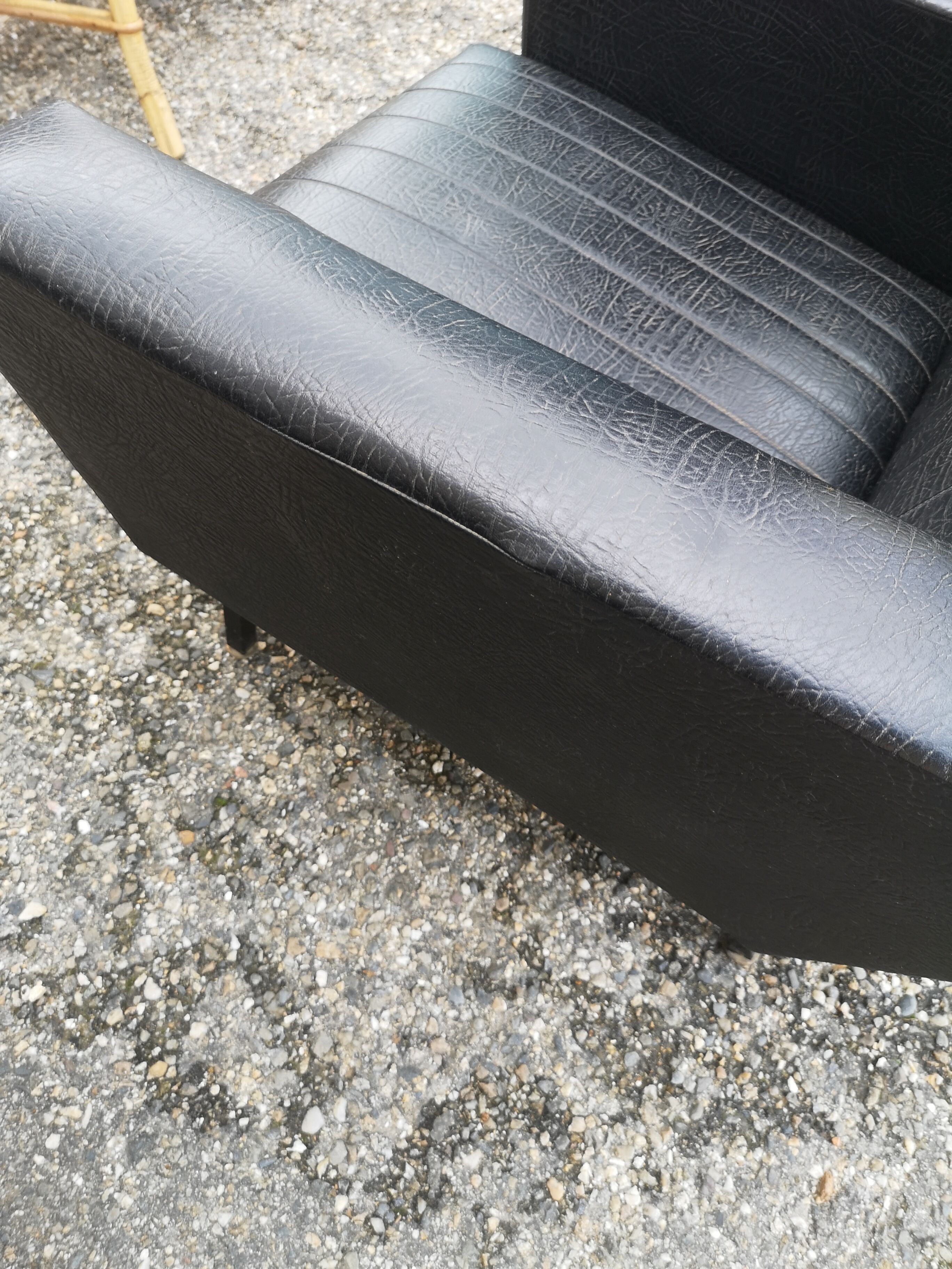 Paire de fauteuils skaï années 60
