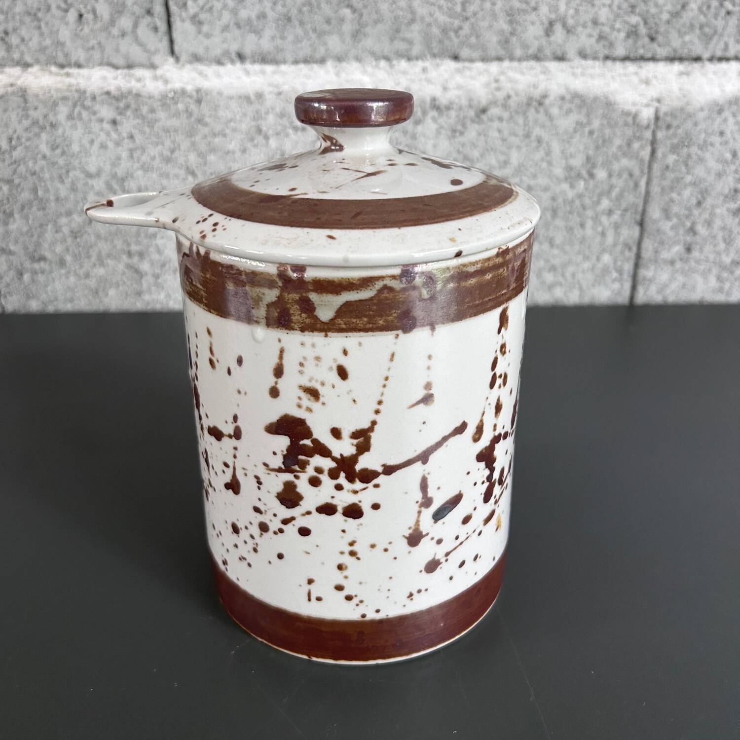 Pollock-style condiment pot