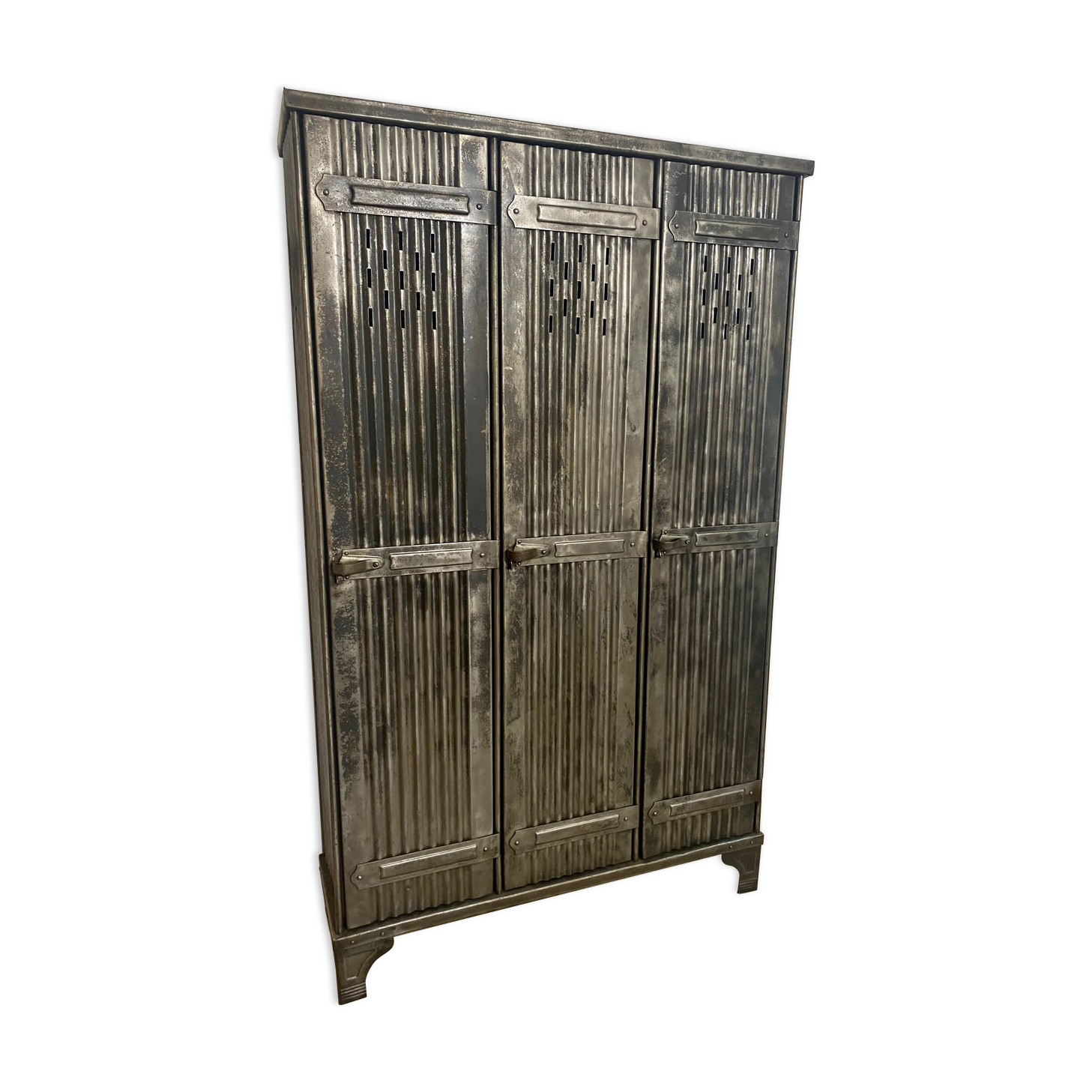 Restored Strafor corrugated iron cloakroom