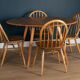 Table à manger ronde 384  et quatre fauteuils 370 Windsor