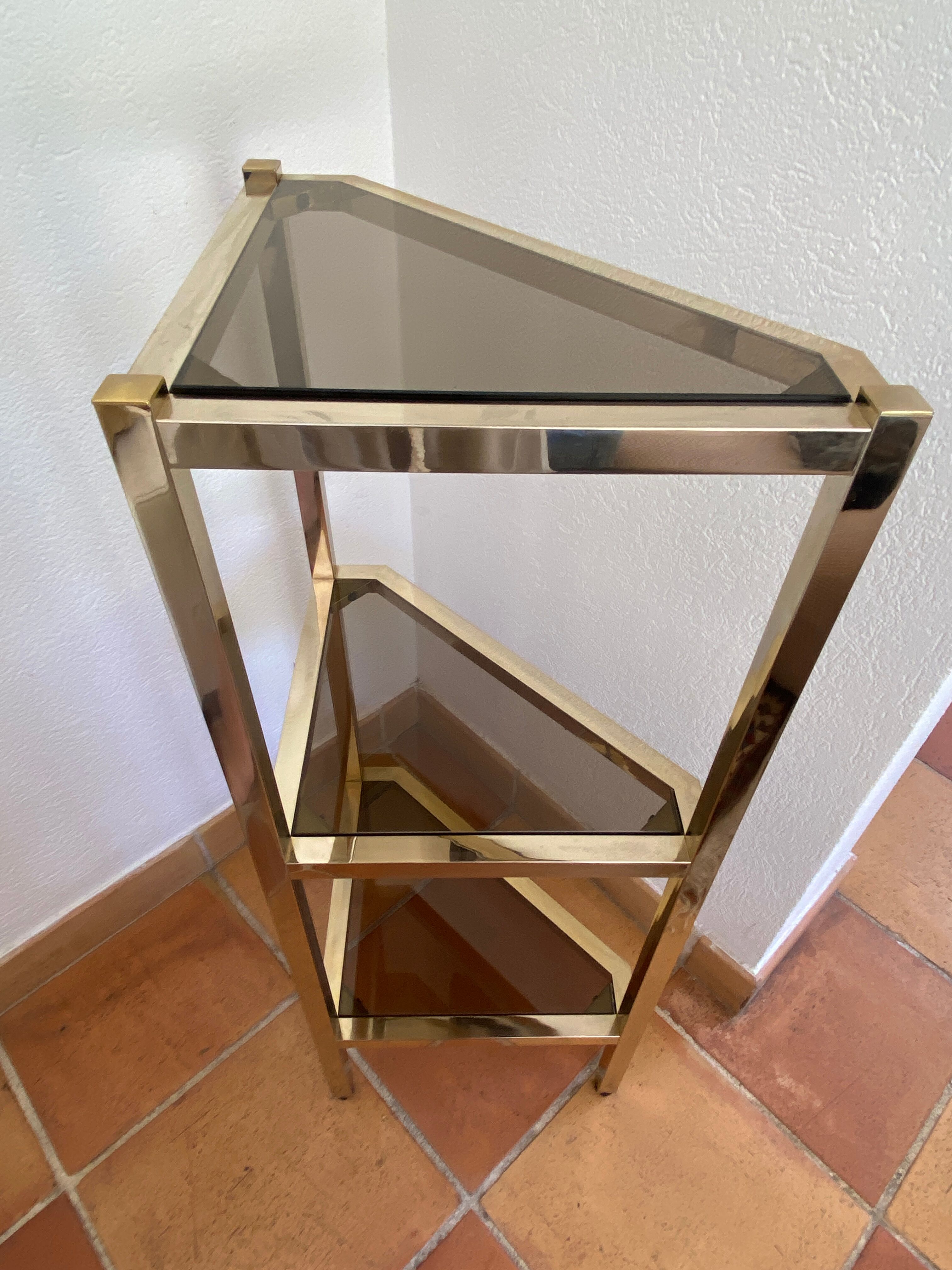 Console d’angle en laiton et verre fumés