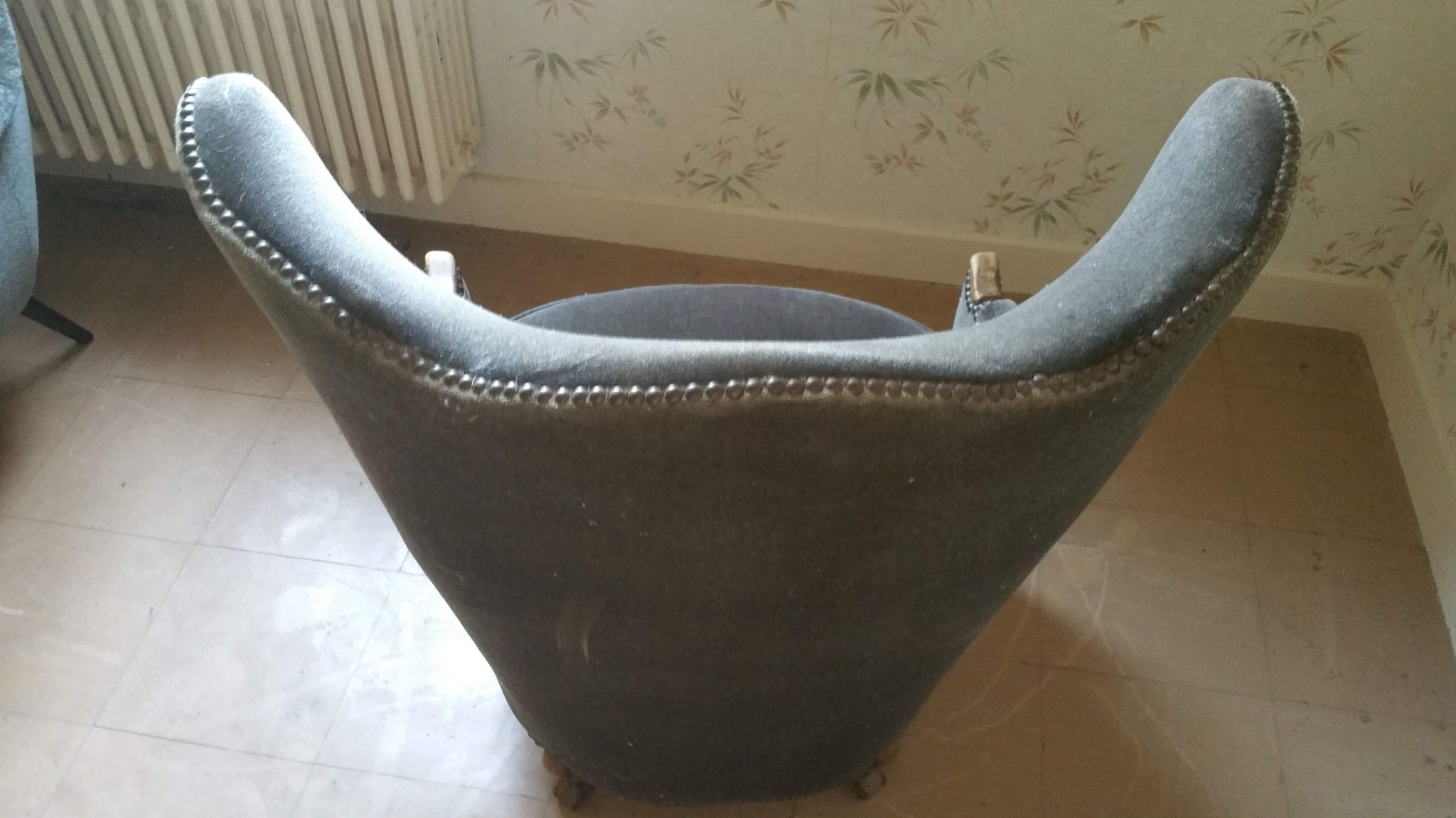 Paire de fauteuils Bergère tonneau sculpturale
