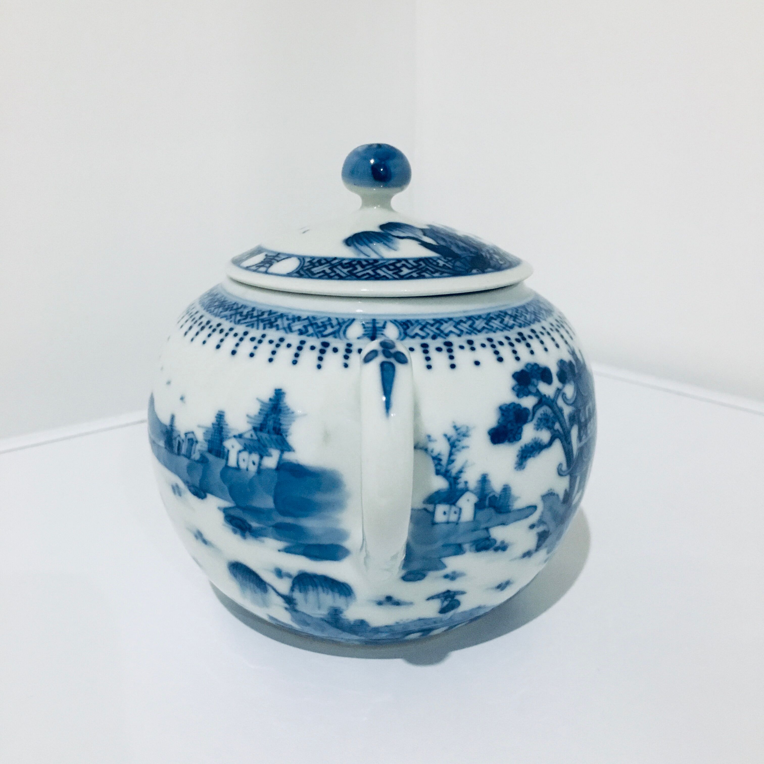 Bonbonnière ancienne en porcelaine blanche et bleue du Japon