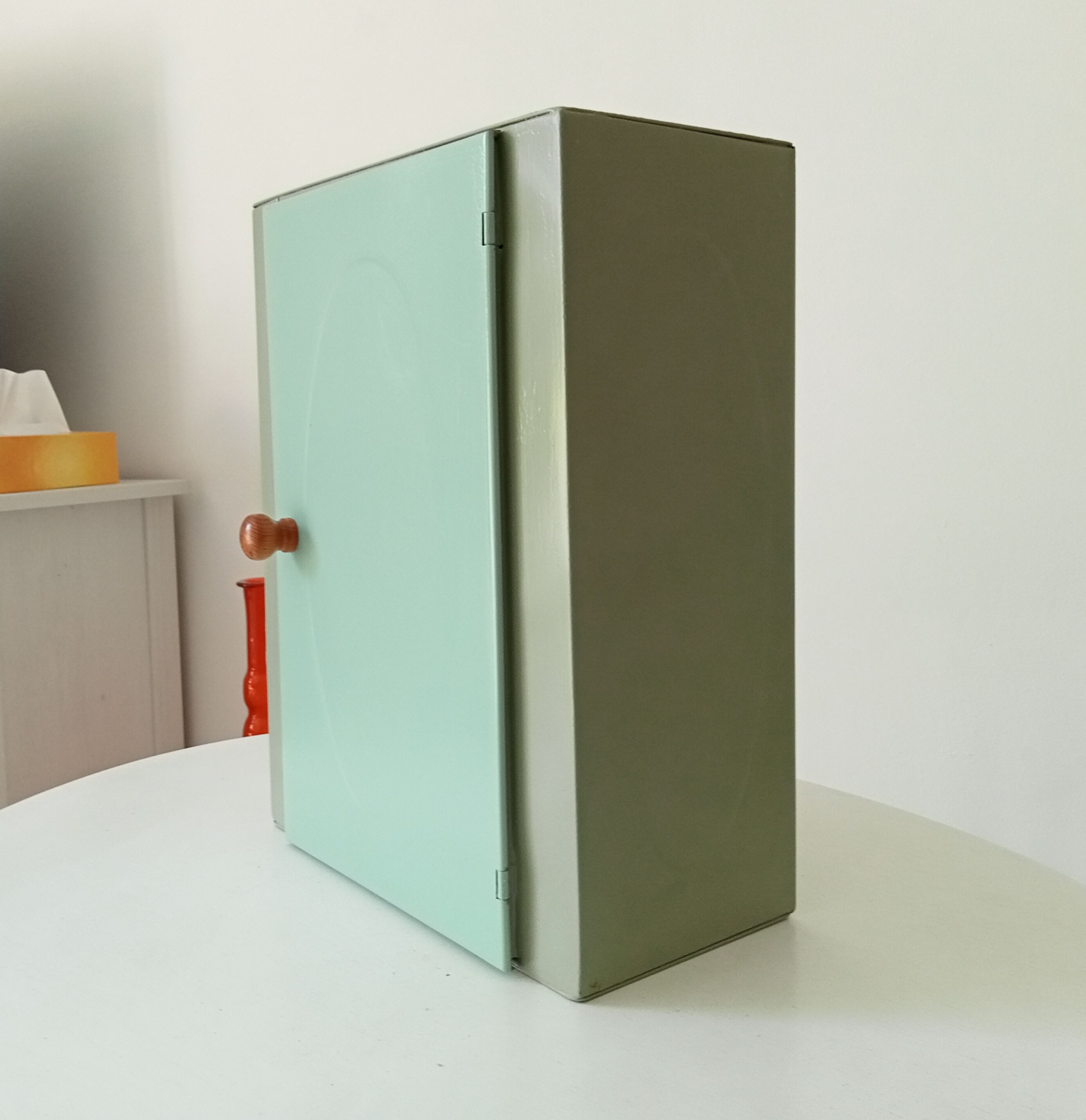 Vintage metal medicine cabinet 60s/70s