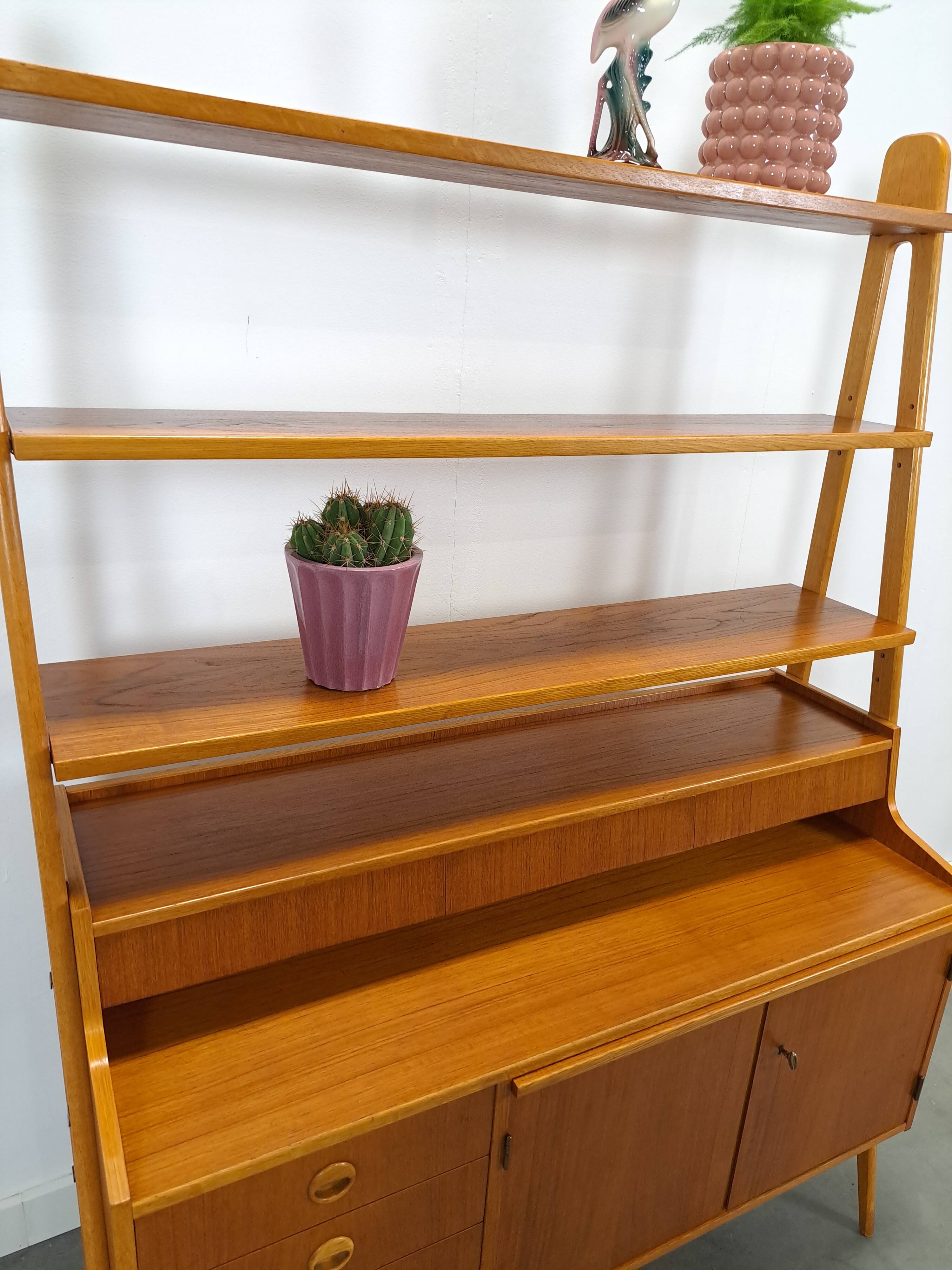 Teak fineer kast uit Zweden met lades, legplank en uitschuifbare plank