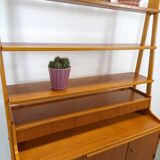 Teak fineer kast uit Zweden met lades, legplank en uitschuifbare plank