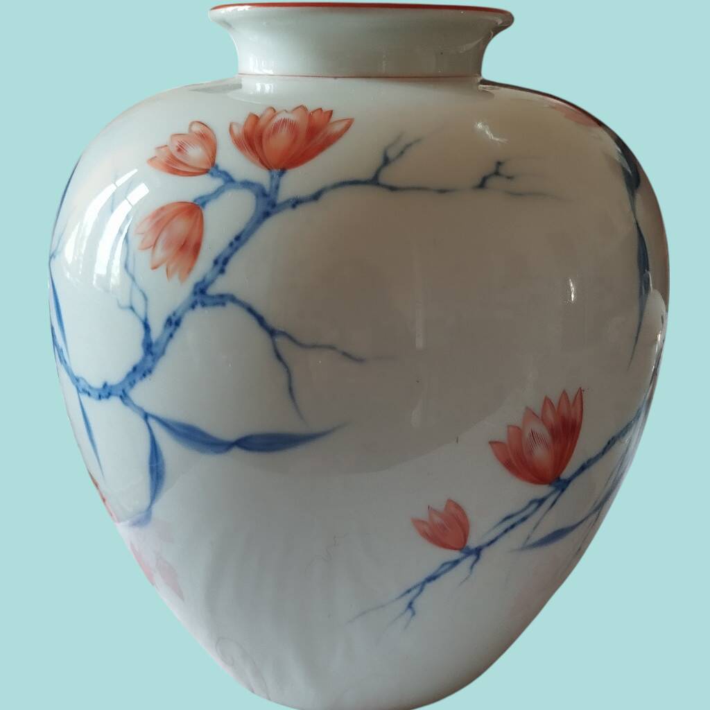 Porcelain vase by Rosenthal, hand-painted and signed. 1936