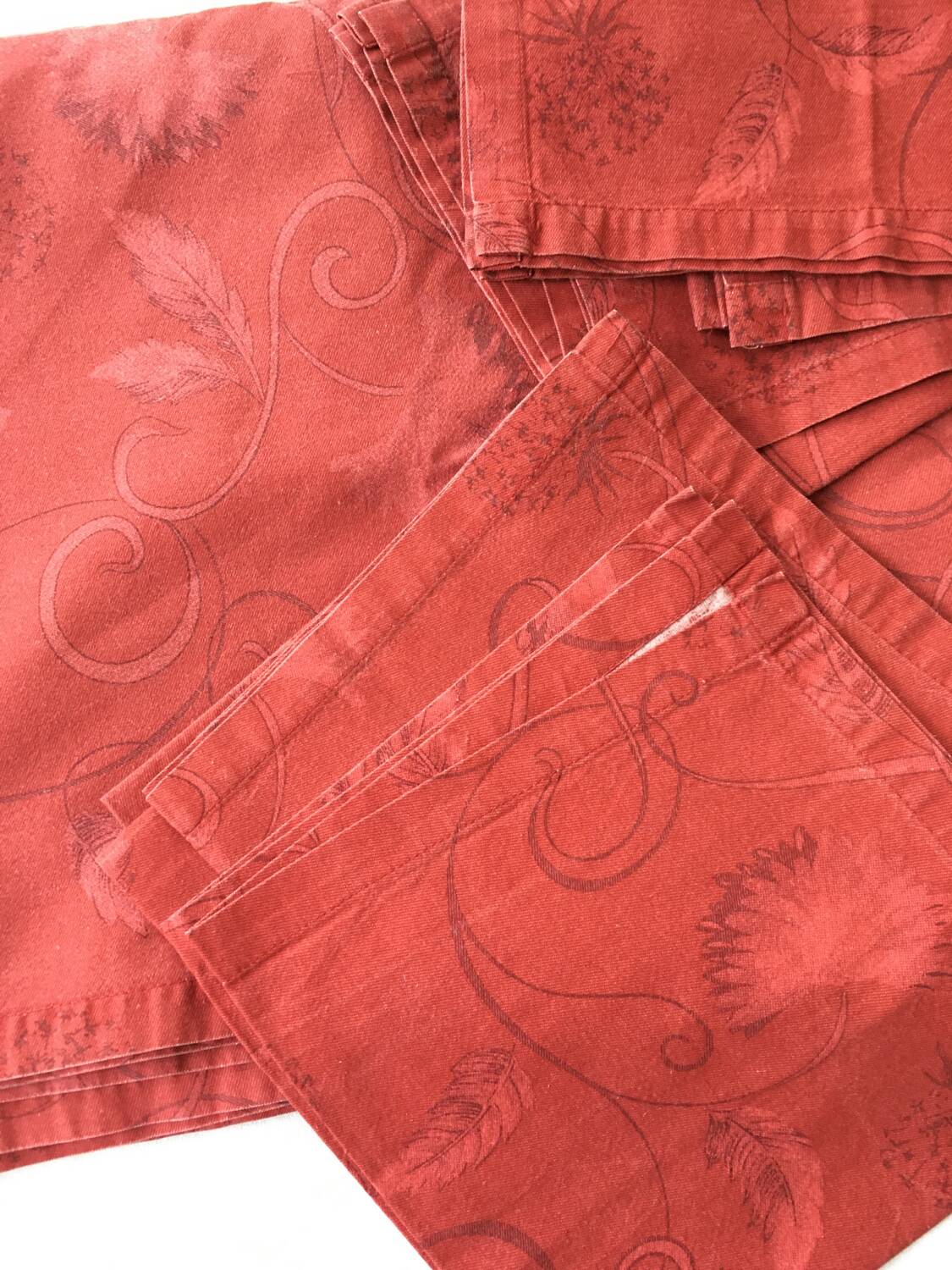 Large red tablecloth for 8 places and napkins