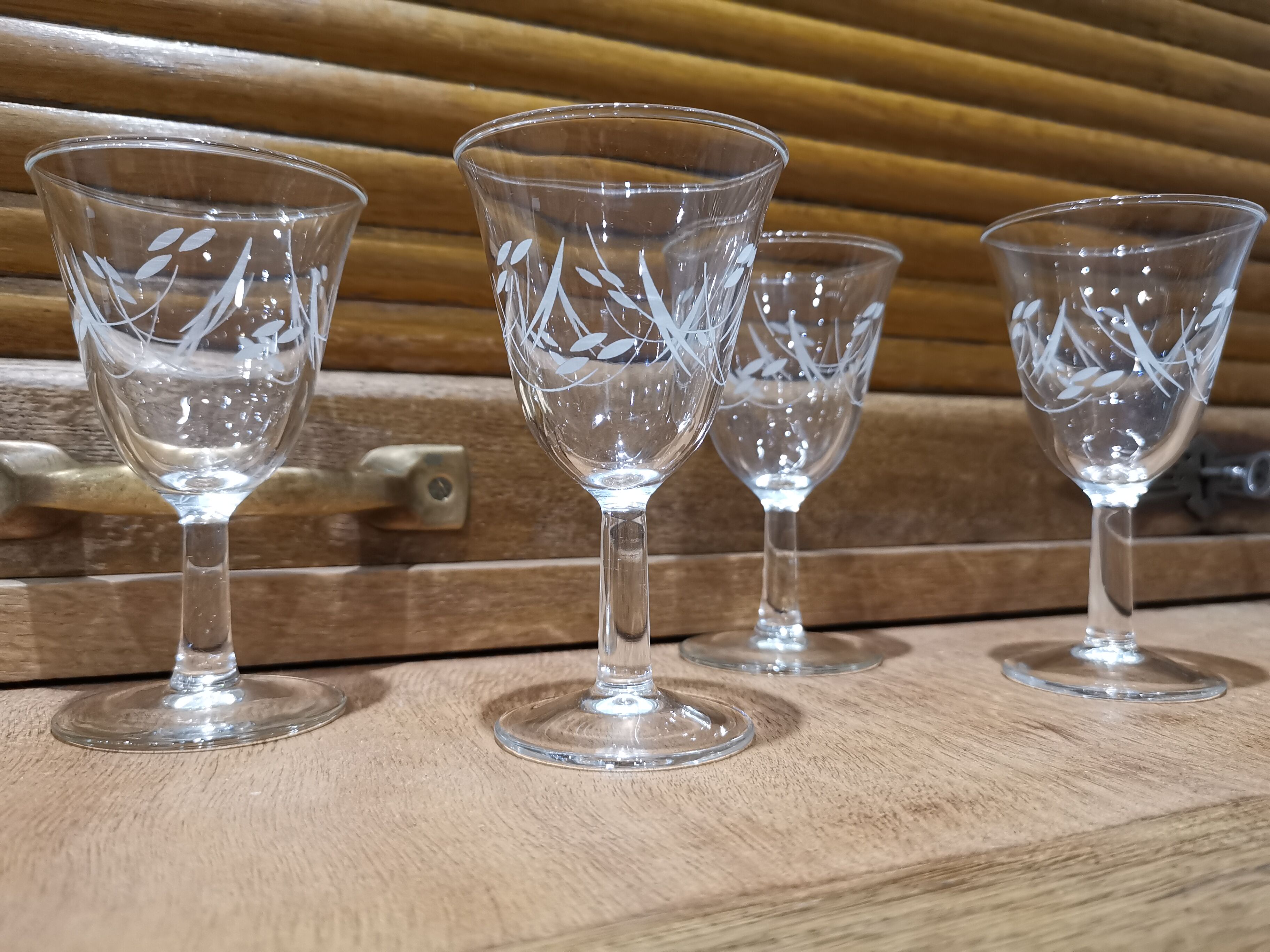 Set of 4 wine or aperitif glasses on semi-crystal stem