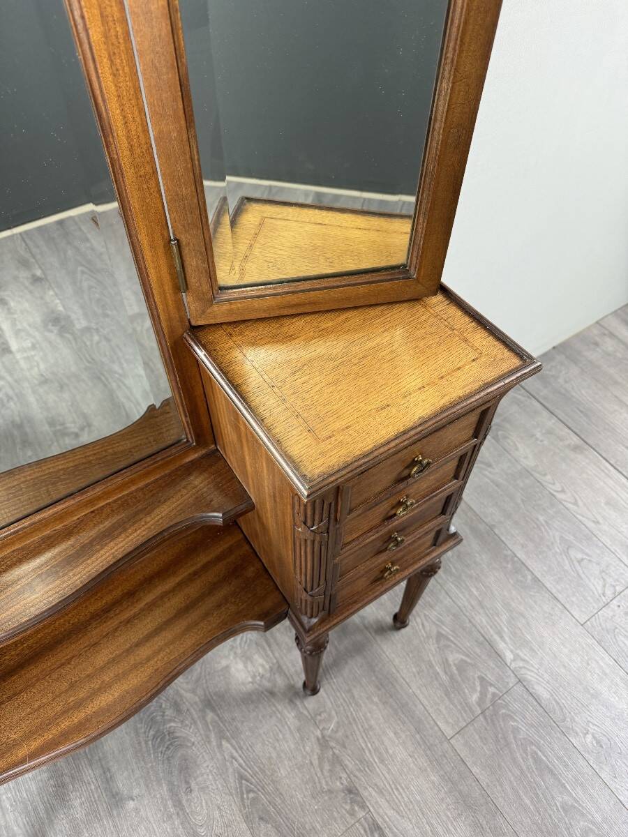 Coiffeuse avec miroir triptyque de style Louis XVI, XXe siècle