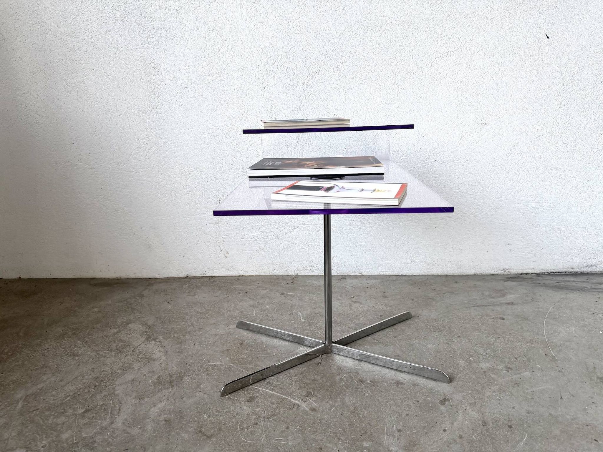 Table d'appoint en acrylique transparent et chrome, années 70