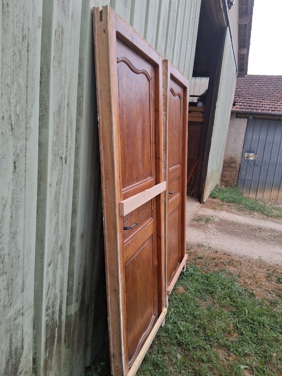 Pair of double-sided communication doors in chestnut with their frame - 20th century