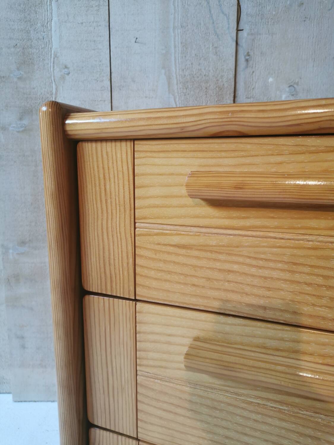 Pine chest of drawers