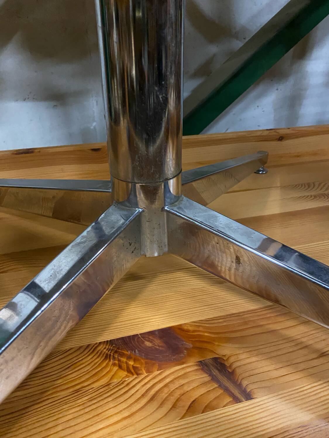 Table à manger blanche pied central extensible des années 70