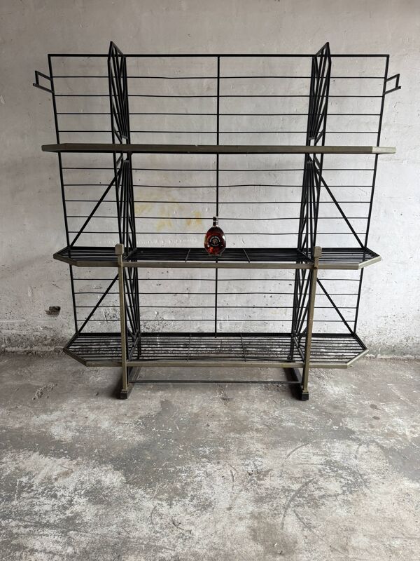 Grande étagère de boulangerie industrielle en métal noir thermolaqué — Présentoir et rangement à trois niveaux, finitions en laiton