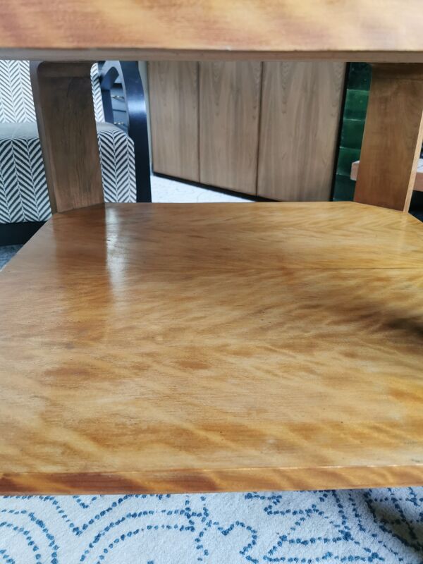 Table basse art déco carrée en bois clair