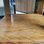 Table basse art déco carrée en bois clair