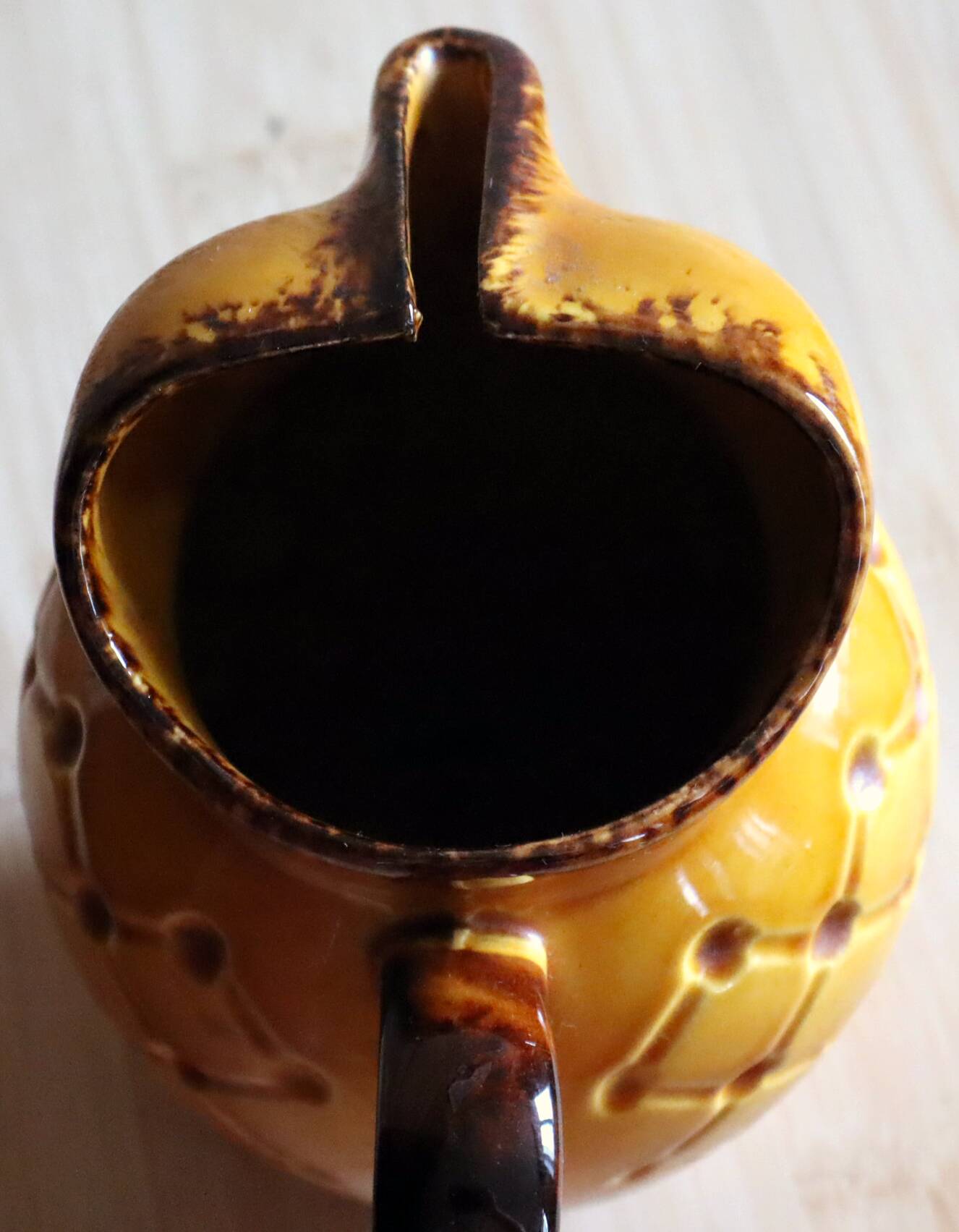 Vintage "Mireille" honey yellow ceramic pitcher – Tufted decor