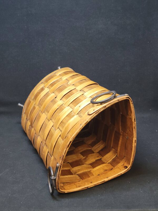 Ancienne corbeille vintage en bois tressé d'angle porte parapluie / panier