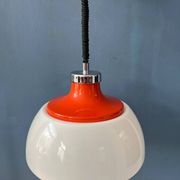 Suspension Space Age massive en plexiglas blanc Mid-Century avec capuchon supérieur rouge