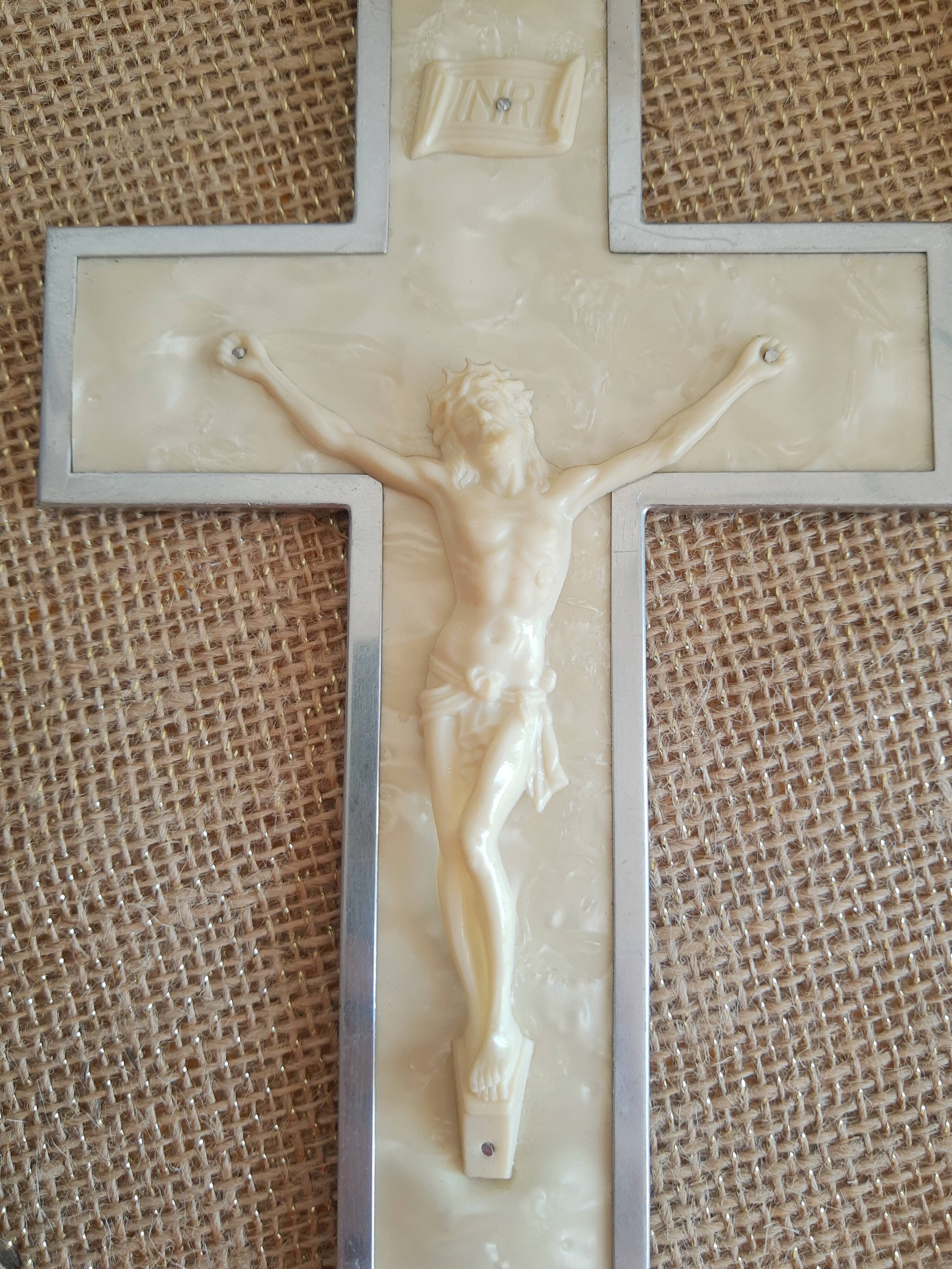 Crucifix en aluminium vintage