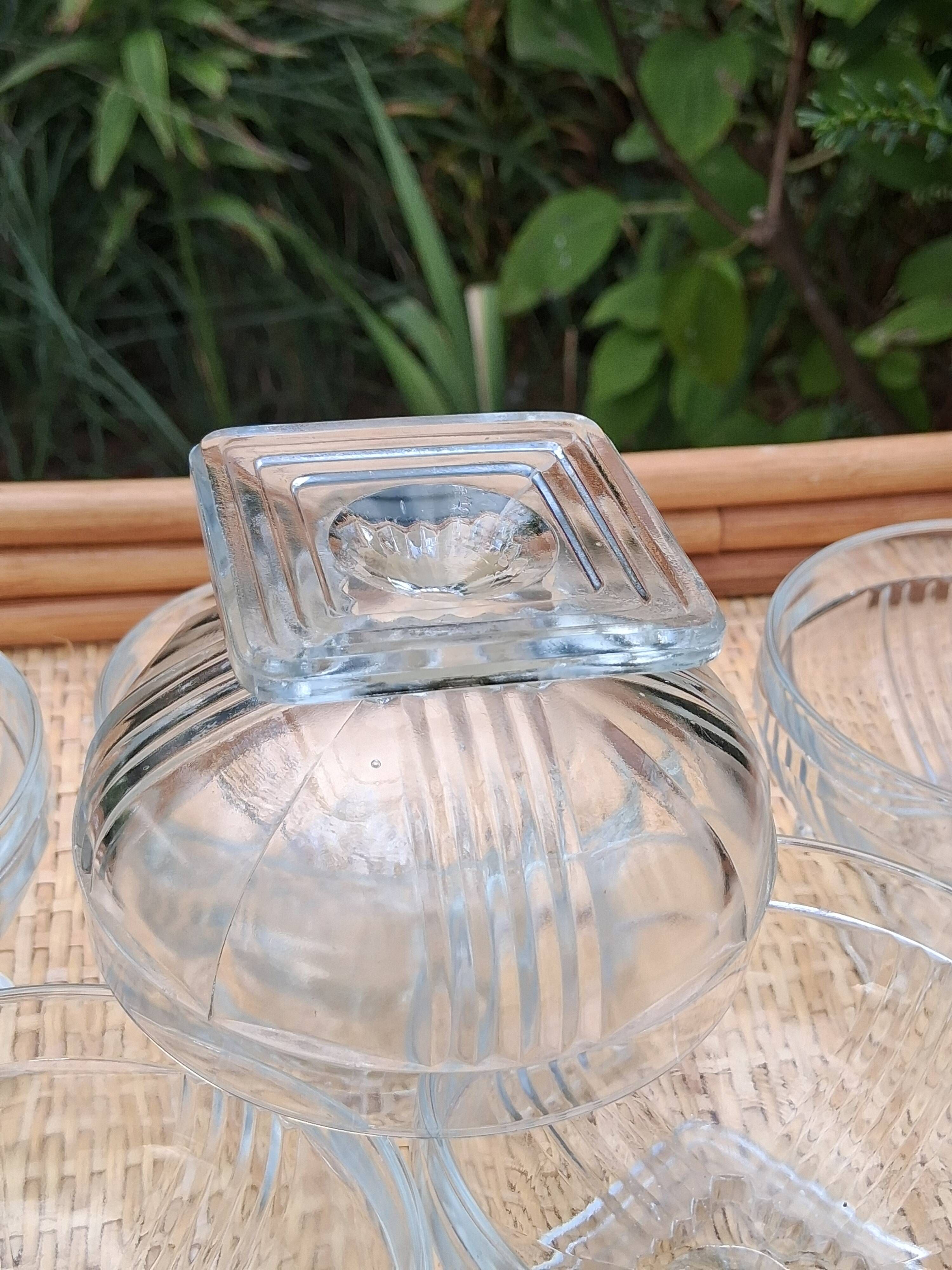 Set of 6 glass ice cream bowls or similar in Art Deco style in very good condition.
