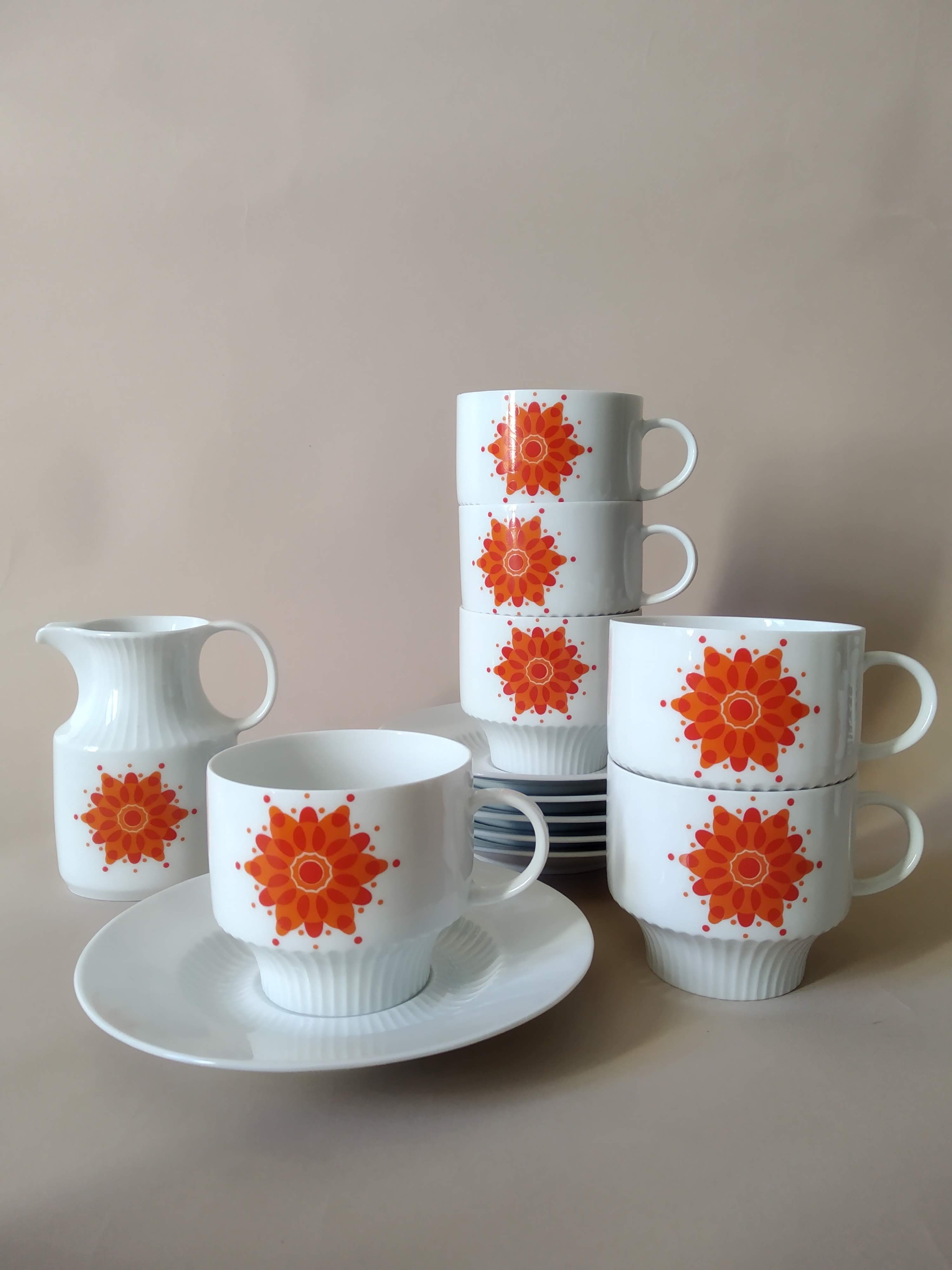 Lot 12 tasses à café et pot à lait en porcelaine Ak Kaiser années 70