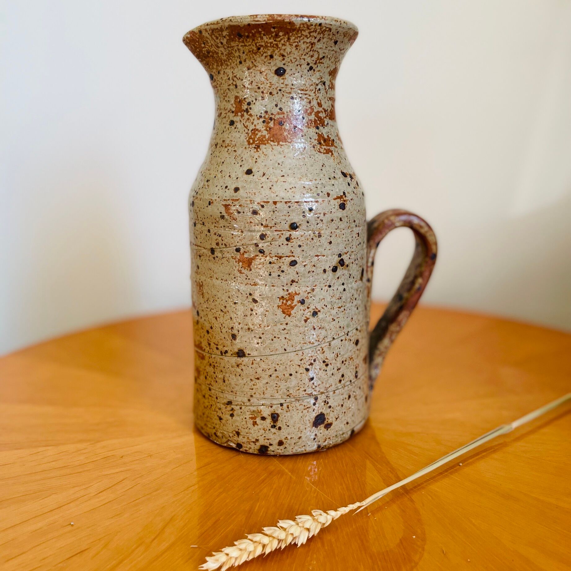 Pichet vase en grès moucheté