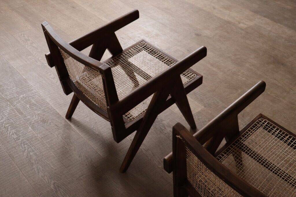 Chaises longues Pierre Jeanneret PJ-SI-29-A en teck et en rotin, années 1950.