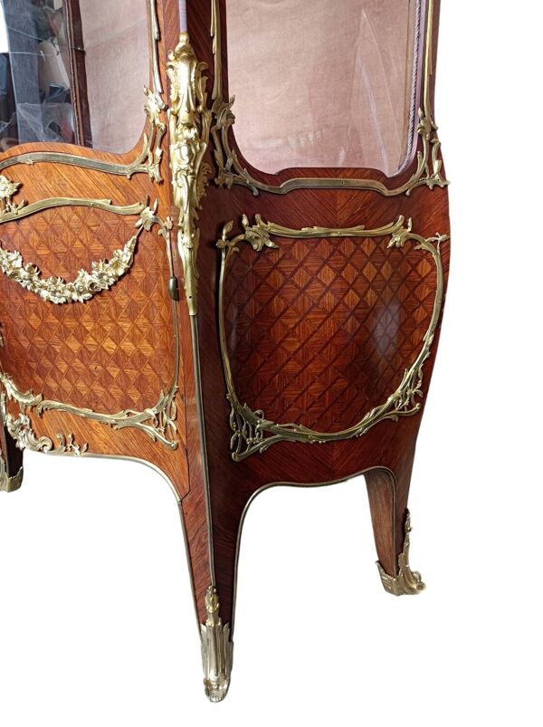 Vitrine ancienne Louis XV de 1880, style F. Linke