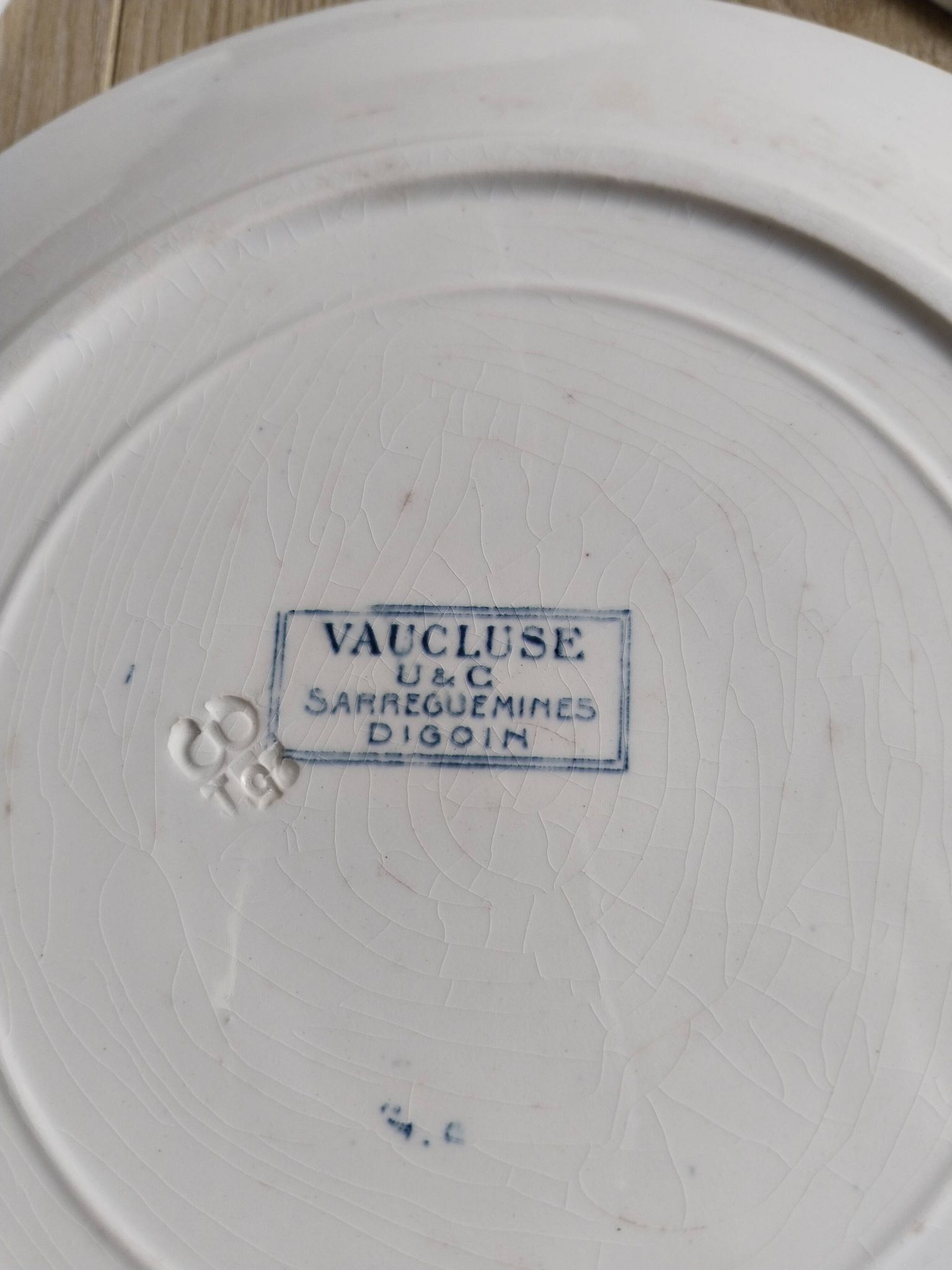 Flat plates (4) in Sarreguemines earthenware, Terre de fer Digoin, Vaucluse model