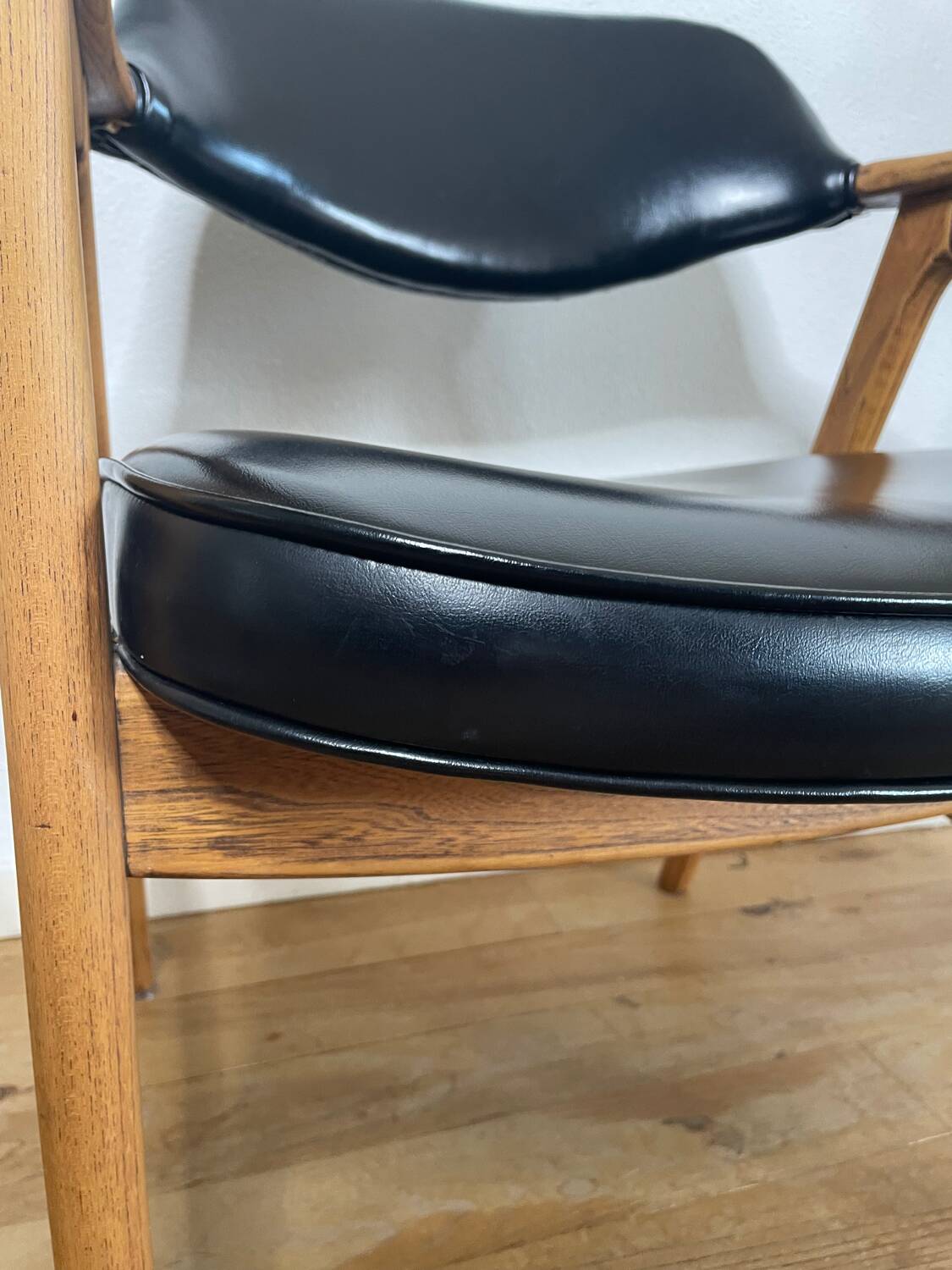 Scandinavian armchair by Erik Kirkegaard in oak and leather, 1960s
