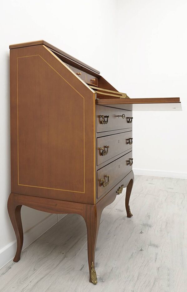 Bureau ancien et ancien, marqueterie. Après rénovation professionnelle.