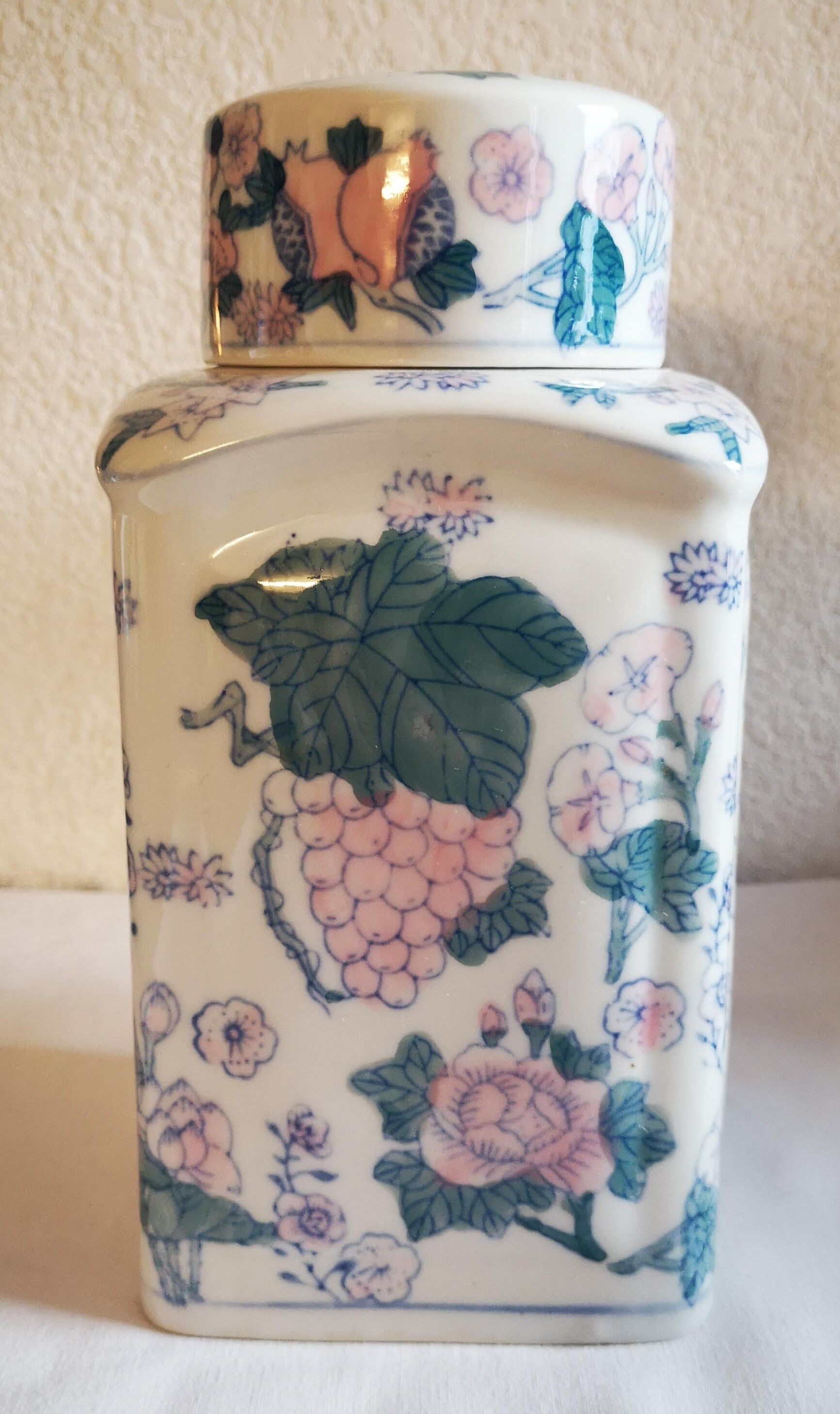 Pharmacy pot in earthenware decoration flowers