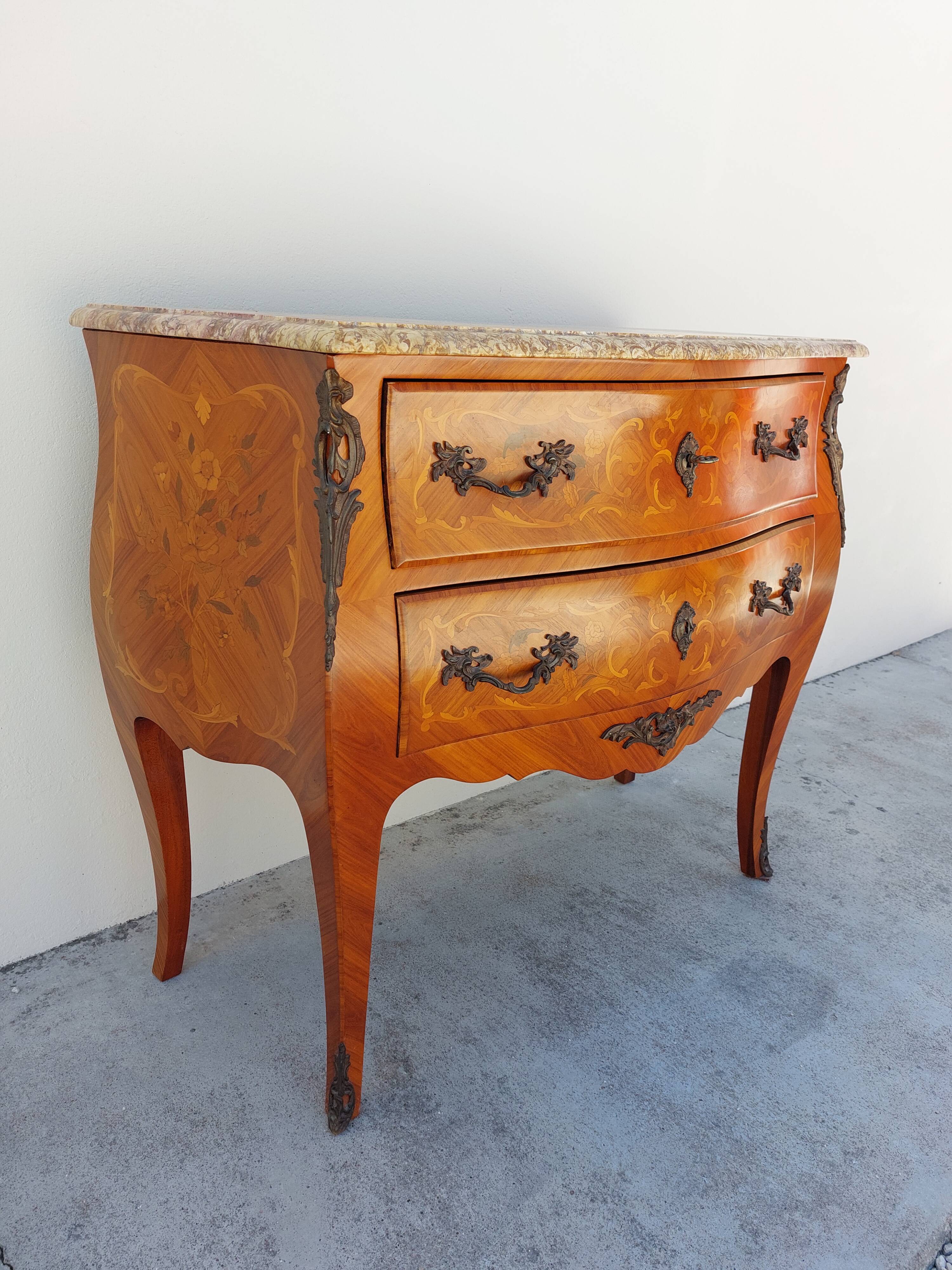 Louis XV chest of drawers in rosewood marquetry