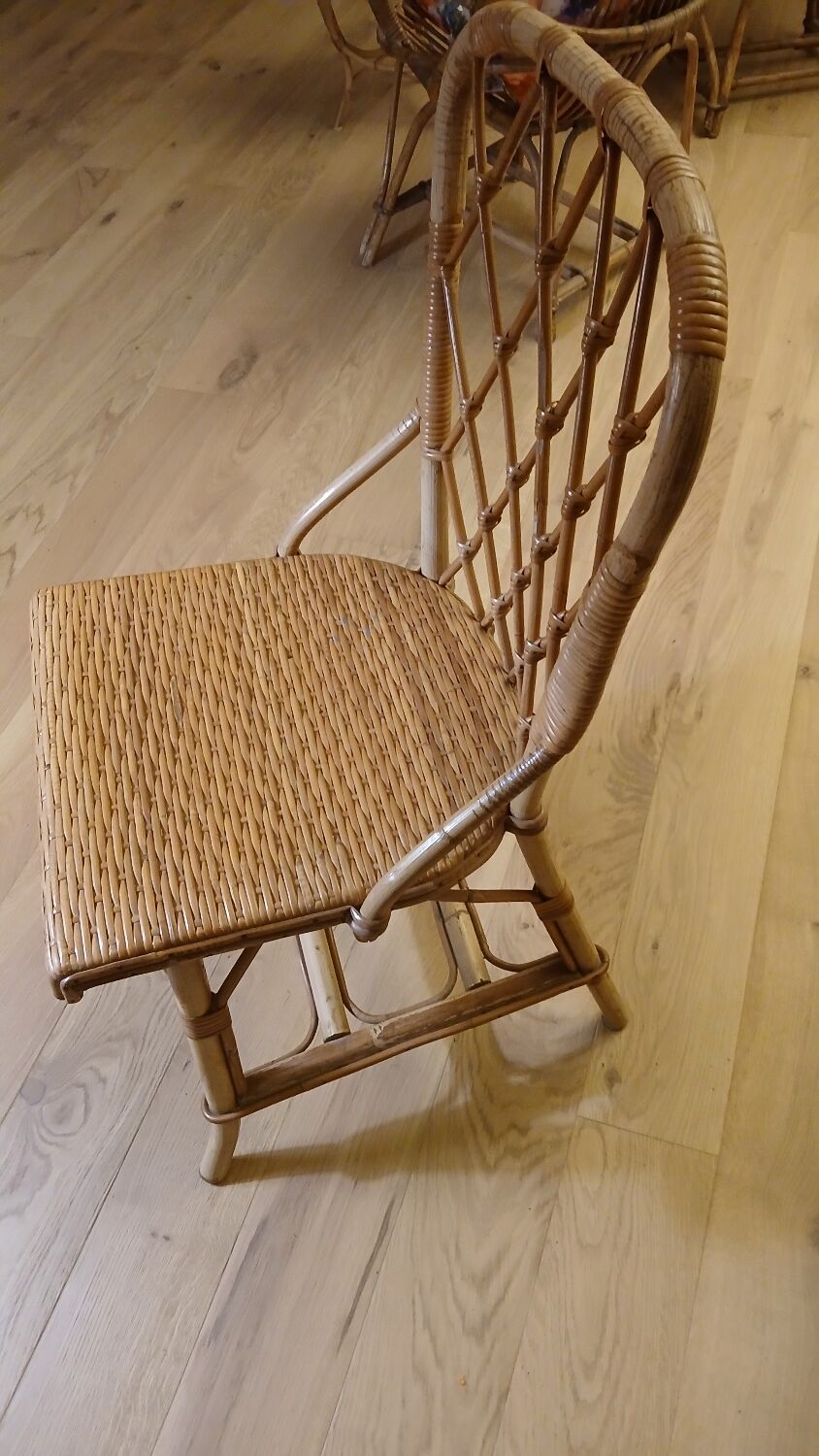 Round dining table Audoux Minet with 4 chairs and 2 armchairs.