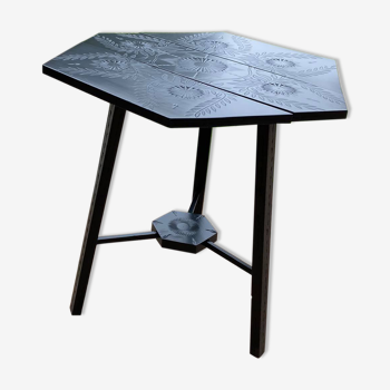 Table d'appoint en forme d’hexagone noir peinte à la main