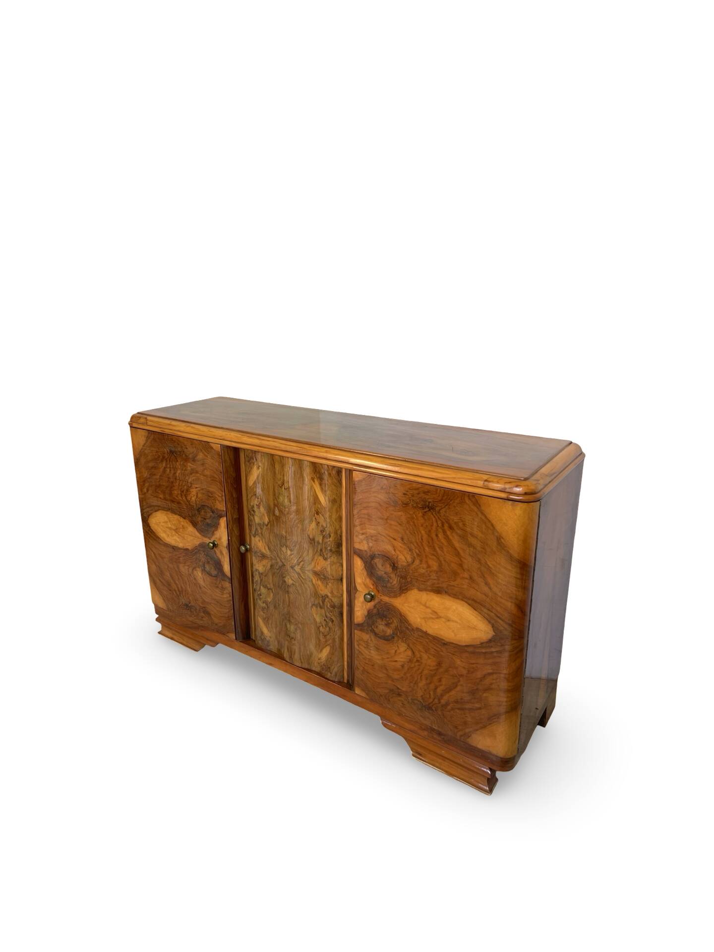 Italian Art deco burl walnut sideboard, of great quality.